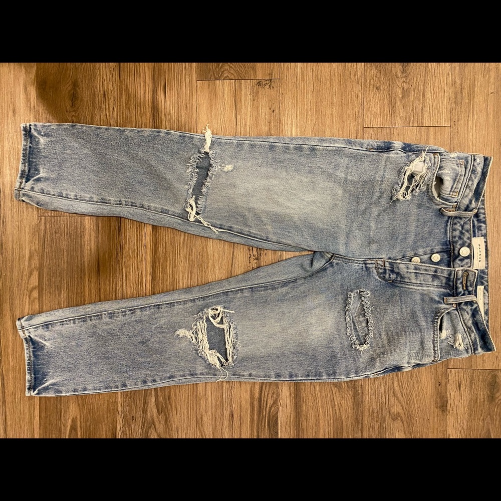 mom jeans pac sun distressed- very flattering jeans.